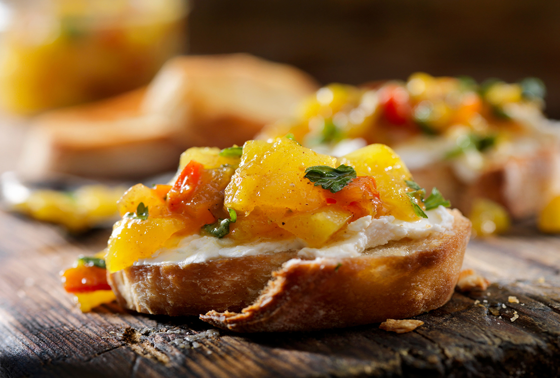 Bocadillos queso con salsa Ananai de uvilla Bocadillos queso con salsa Ananai de uvilla